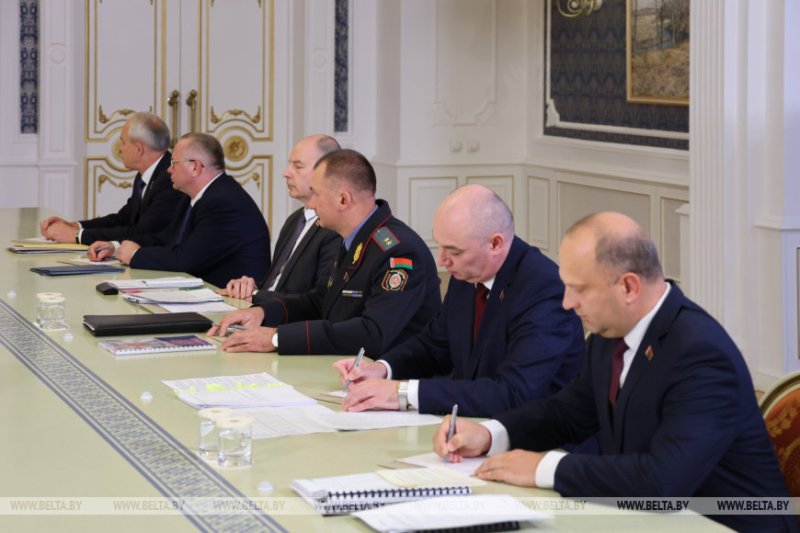 Есть сомнения Лукашенко об инициативе изменить требования для медработников в частных клиниках