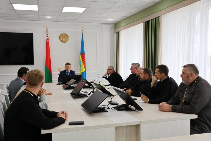 Доносить до людей полезную информацию в Зельве прошла встреча руководства района со священнослужителями