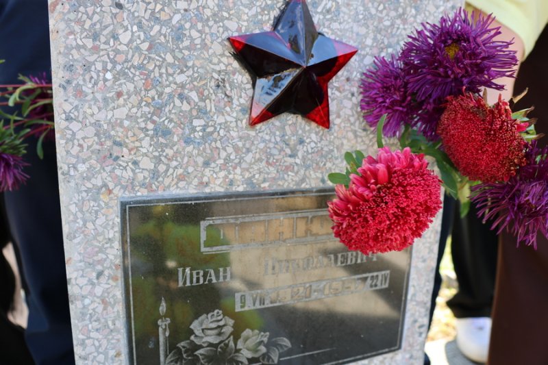 Память о великом подвиге на могиле фронтовика Ивана Данюка установили звезду героя