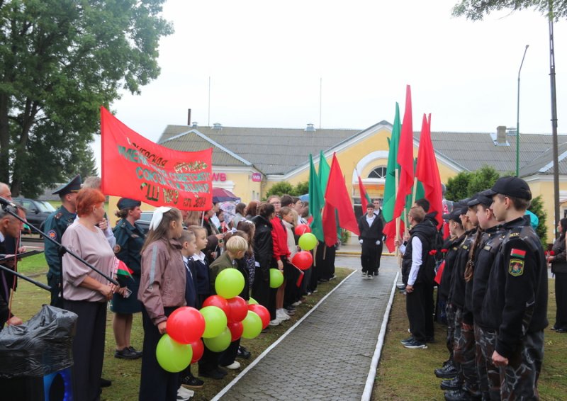В День народного единства в Зельве состоялся митинг памяти у братской могилы погибших советских воинов и жертв фашизма