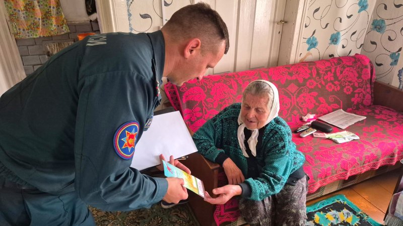 Зельвенские спасатели проверили безопасность пожилых граждан