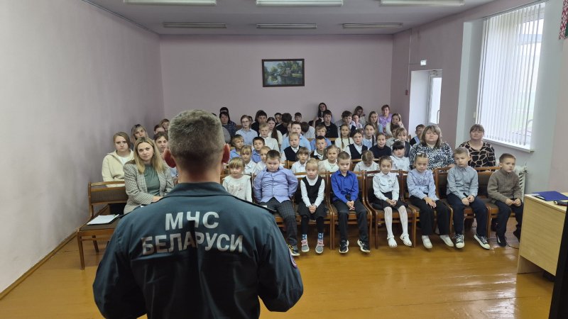 Зельвенские спасатели провели профилактическую встречу со школьниками Елковской СШ