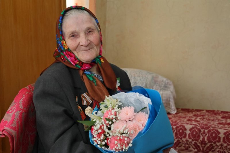Цветы и искреннее спасибо в канун Дня пожилых людей Зельвенщина чествует ветерана войны Анну Утлик