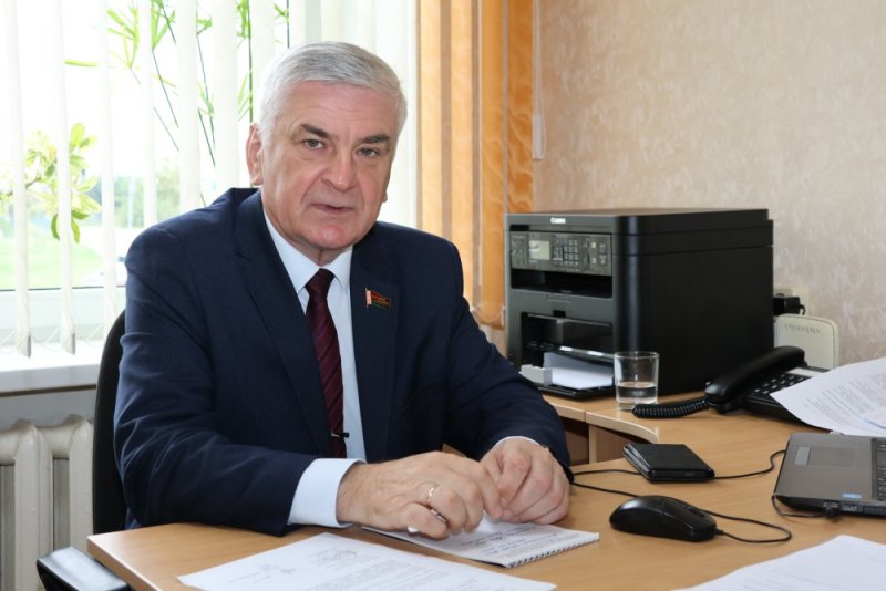 Прямой диалог депутат Валентин Семеняко работал в Зельвенском районе