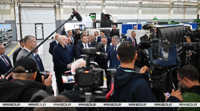 Топором никто уже не работает Лукашенко о востребованности в стране лесозаготовительной техники