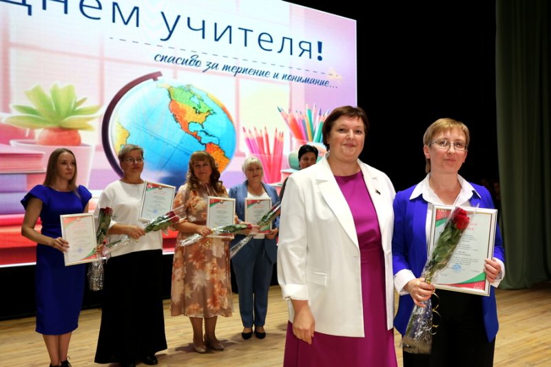 Цветы награды и слова благодарности в Зельве отметили День учителя фоторепортаж