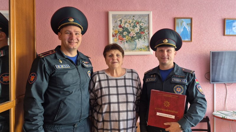 Как зельвенские спасатели поздравили с Днем пожилых людей ветерана службы