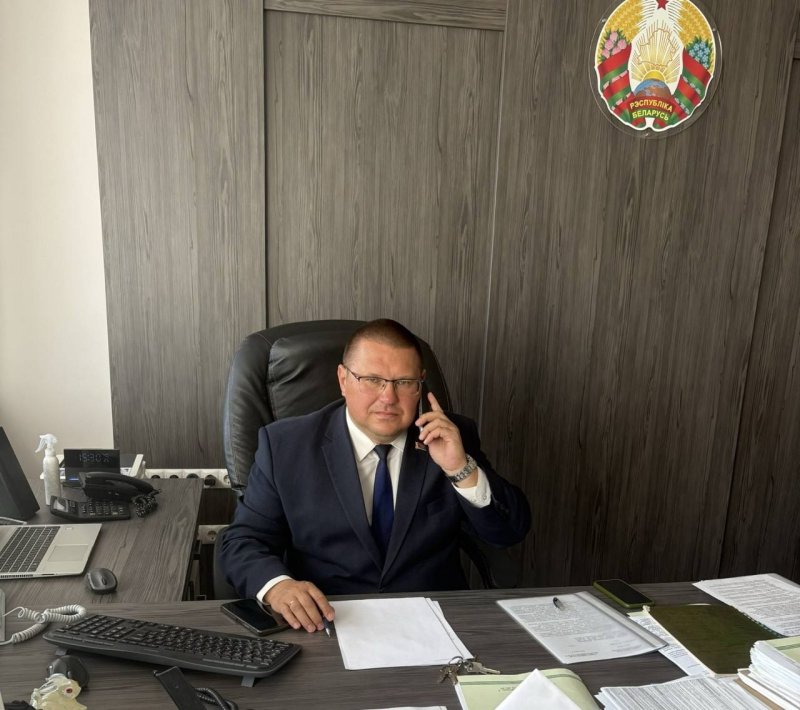 Вопросы брака и семьи сенатор Павел Ошурик пообщался с гражданами в формате прямой линии