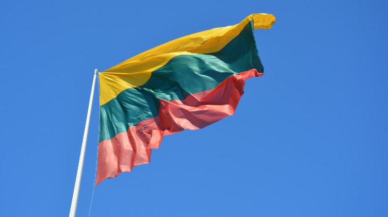 В Литве собирают подписи против размещения в стране ядерного оружия
