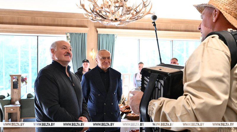 Лукашенко обменял свой баян на науку по пчеловодству