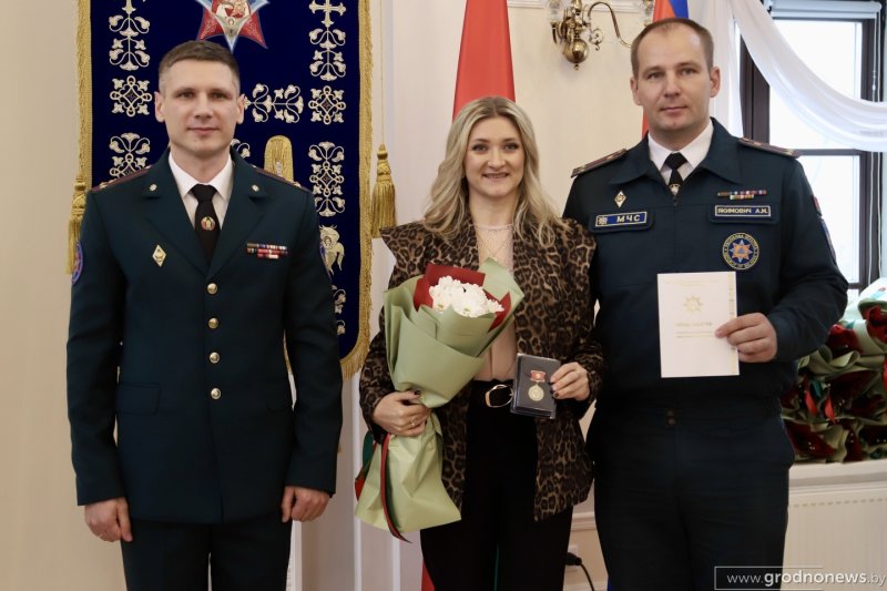 Знак признания Супруга начальника Зельвенского РОЧС удостоена награды Жена офицераспасателя