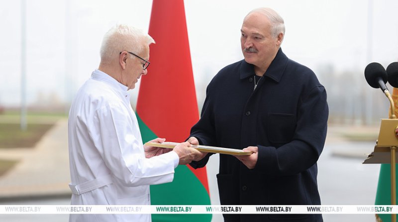 Лукашенко подарил новой инфекционной больнице Минска аппарат ИВЛ а ему передали капсулу времени