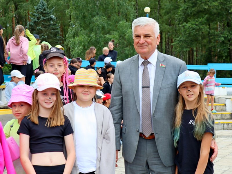Депутат Валентин Семеняко встретился с отдыхающими детьми в лагере Голубая волна