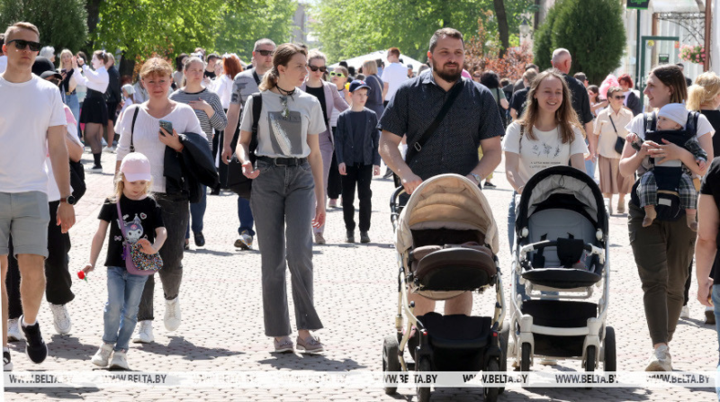 Можно ли работать в отпуске по уходу за ребенком до  лет и повлияет ли это на размер детского пособия