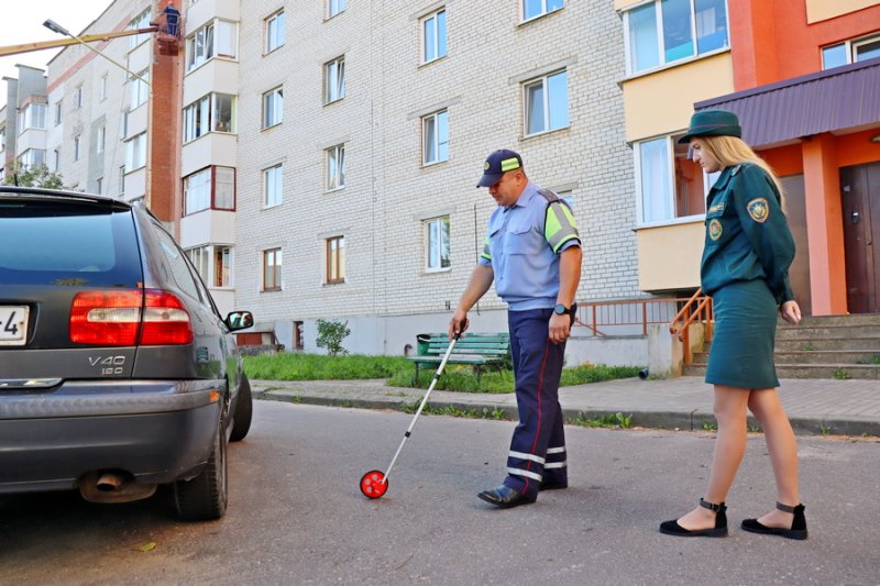 В Зельве проверили как граждане обеспечивают спецтранспорту беспрепятственный проезд во дворы жилых домов