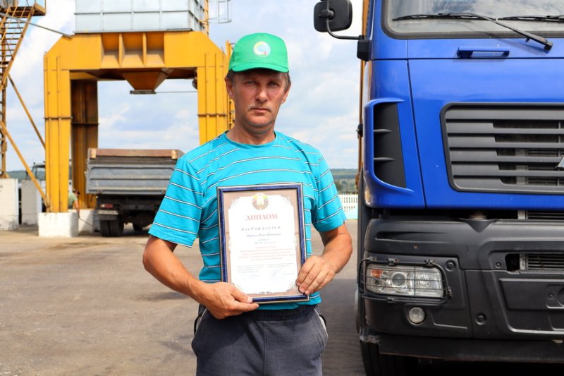 Новые рекорды На Зельвенщине награждают передовиков жатвы