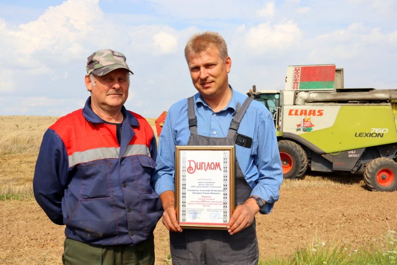 Первым в районе  тысячи тонн зерна намолотил экипаж филиала Князево