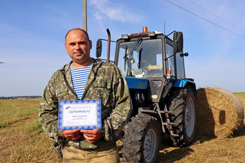 В отпускна поле Не забывает помочь землякам во время жатвы Павел Король