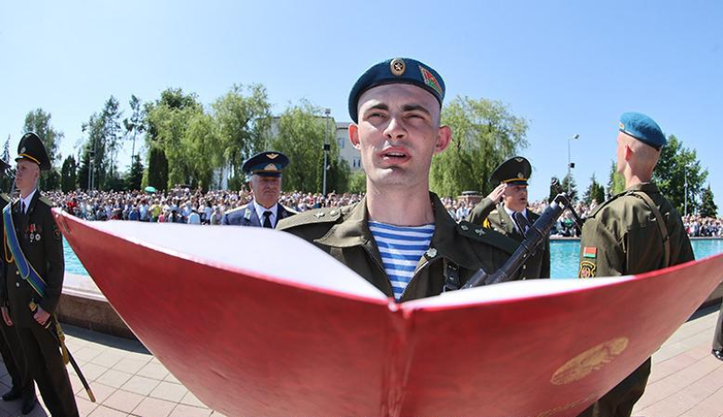 Александр Лукашенко десантники по праву считаются элитой Вооруженных Сил снискав заслуженную любовь и уважение народа