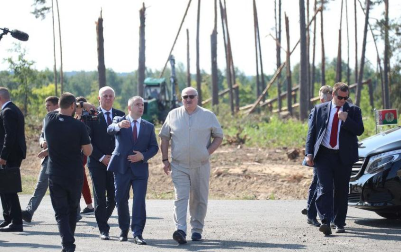 Александр Лукашенко о пострадавших от стихии надо людям помочь как следует