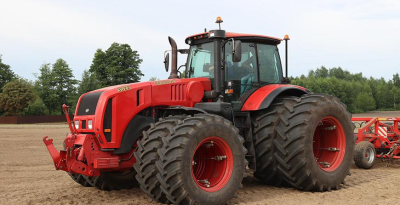 Это же дворец Есть где учиться Александр Лукашенко оценил изменения на машинном дворе агрокомбината Юбилейный