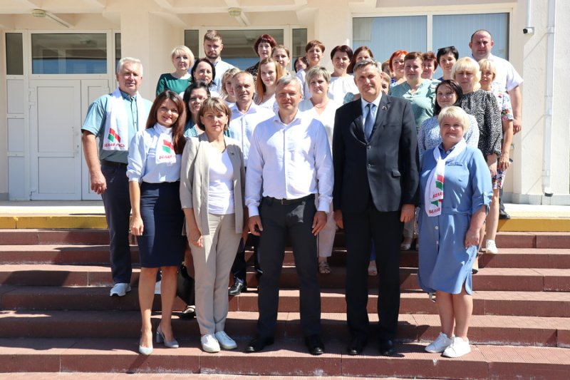 Нам есть чем гордиться и есть что защищать Лидер партии Белая Русь Олег Романов посетил Зельвенщину