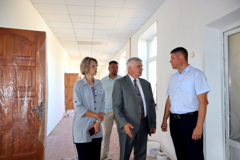 Депутат парламента Валентин Семеняко проанализировал ход строительных работ в Голынковской школе