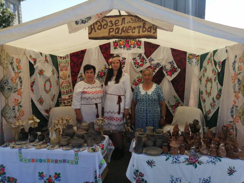 Аддзел рамёства Зэльвенскага раённага Цэнтра культуры и народнай творчасцi прыма удзел у фестывалi Бацькава булка