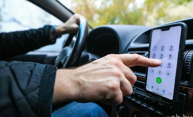 В ГАИ напомнили в каких случаях водитель может пользоваться телефоном за рулем