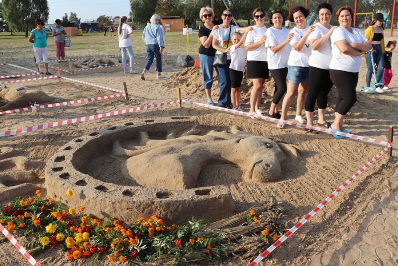 Символ Ганненскага  крмашу мастерили зельвенцы на берегу водохранилища