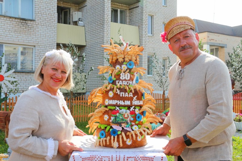 На Ганненскм крмашы выбрали лучший сноп и каравай