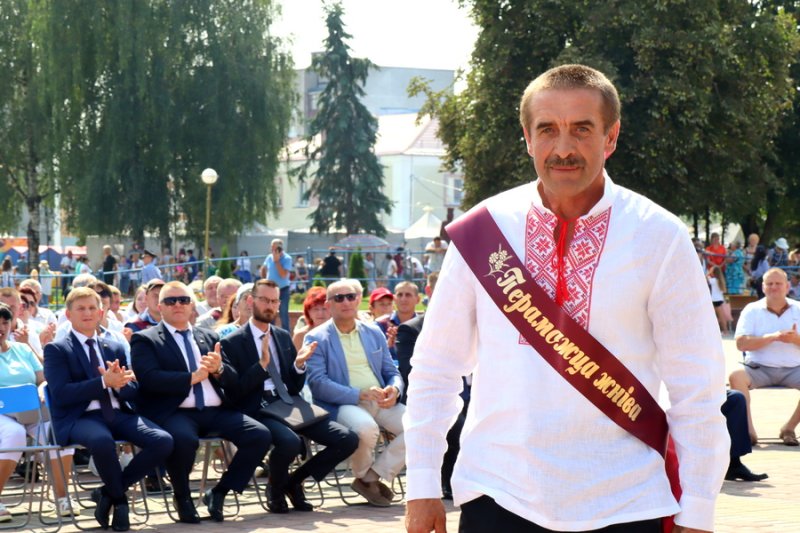 С весомым караваем Зельвенщина встретила Дожинки