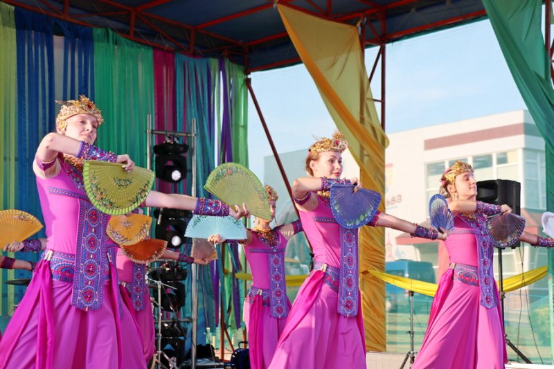 Танцевальный коллектив Скавыш выступление артистки NIKA FOX и группы Дежавю Чем ещё удивляет Анненская ярмарка