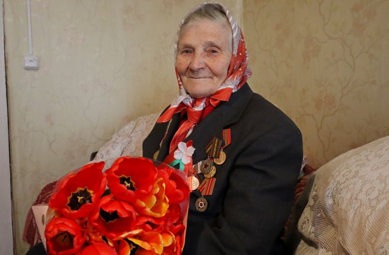 В преддверии Дня Победы ветеран Великой Отечественной войны Анна Утлик принимала поздравления