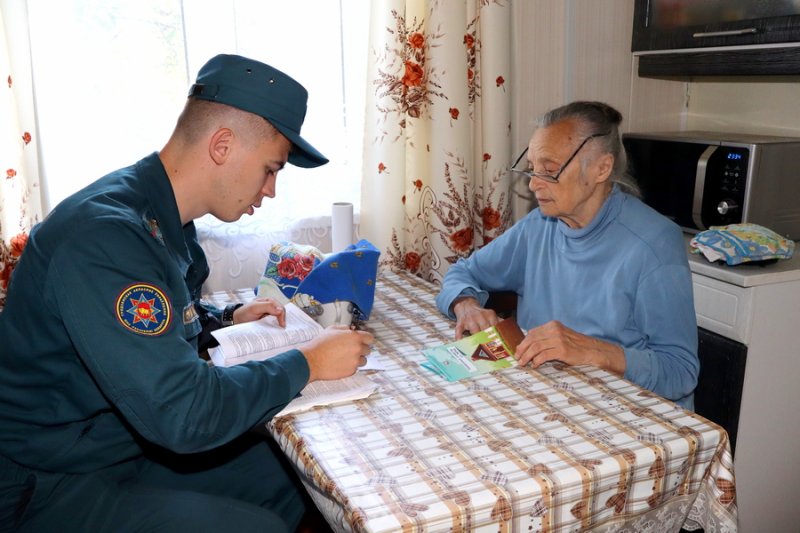 Сотрудники МЧС продолжают обследовать жилищный фонд района