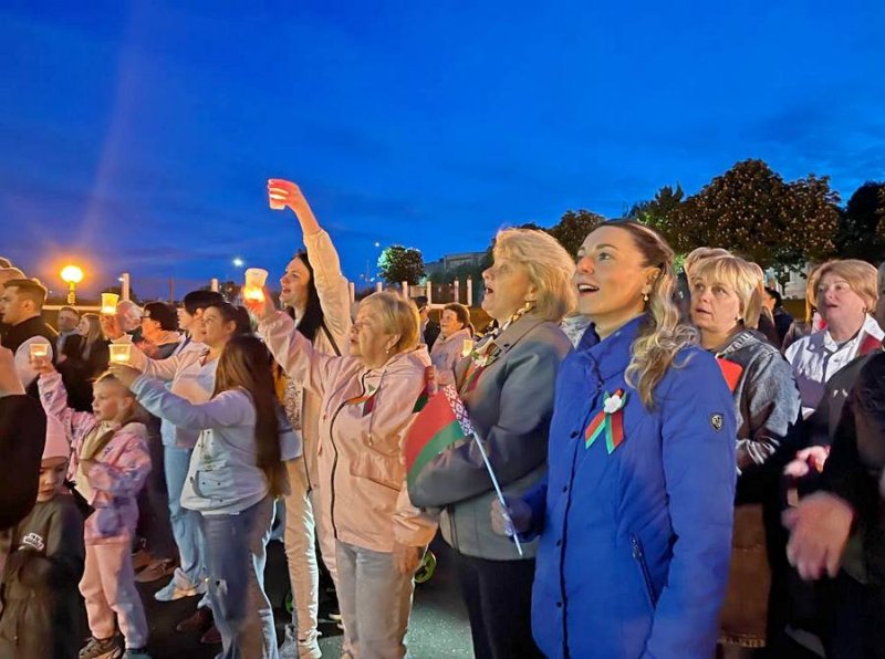 ФОТОФАКТ жители Зельвы приняли участие в акции Споём День Победы вместе