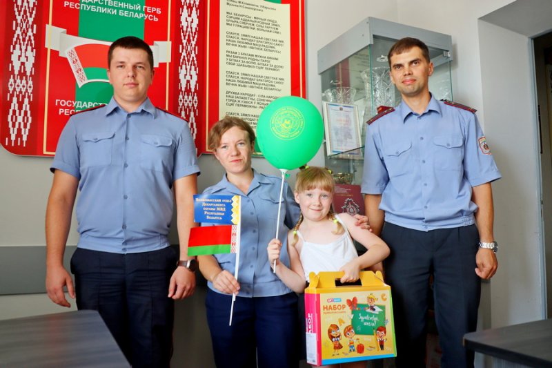 Скоро в школу Сотрудники отделения по охране объектов в Зельве присоединились к акции Соберём портфель вместе