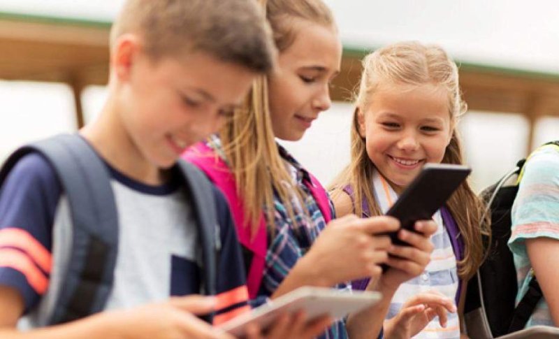 В Минобразования рассказали можно ли учащимся пользоваться телефонами в школах