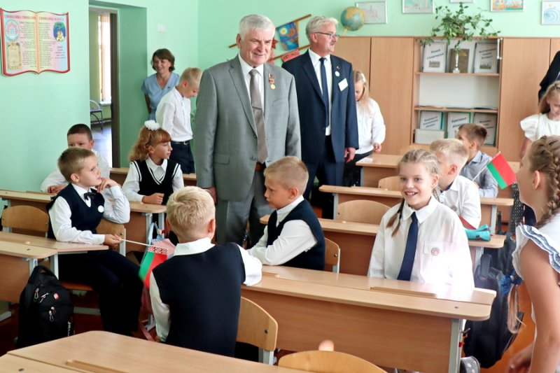 Депутат парламента Валентин Семеняко с рабочим визитом посещает Зельвенский район