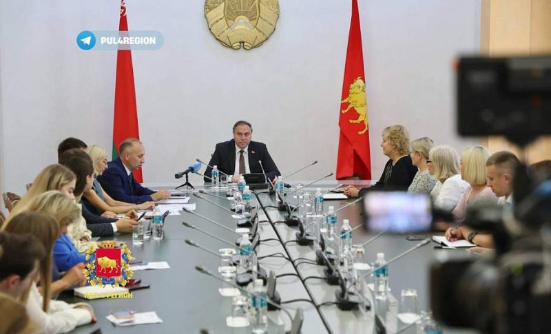 Владимир Караник проводит прессконференцию для журналистов республиканских и региональных СМИ посвященную летию области