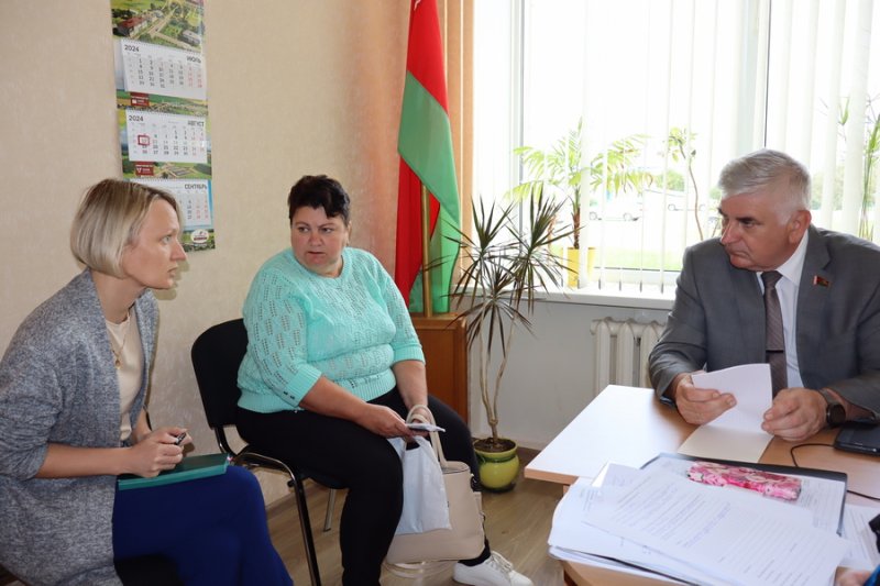 В фокусе внимания парламентария Валентина Семеняко  актуальные вопросы волнующие зельвенцев