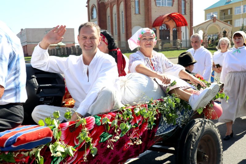 Весела гучна  каларытна прайшла Сустрэча каля млына  аграгарадку Галынка