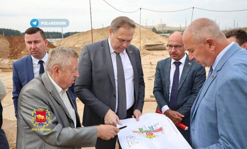 Владимир Караник и Юрий Караев посетили стройплощадку на проспекте Янки Купалы