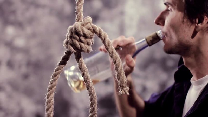 Какая взаимосвязь между употреблением алкоголя и суицидальным поведением