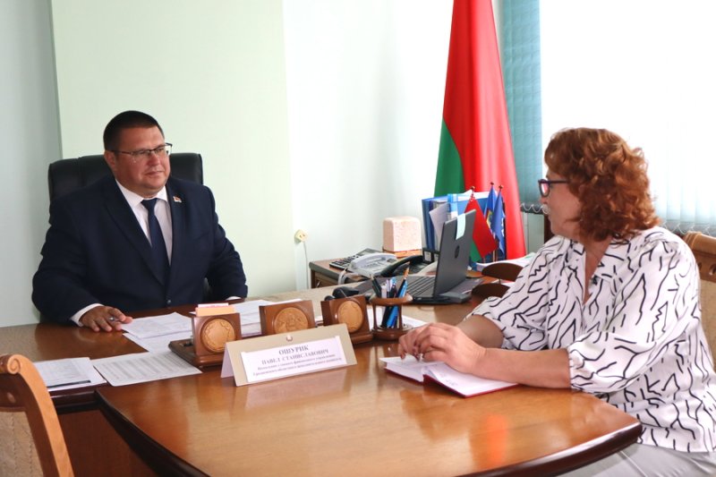 Прием граждан в Зельвенском райисполкоме провел член Совета Республики Павел Ошурик