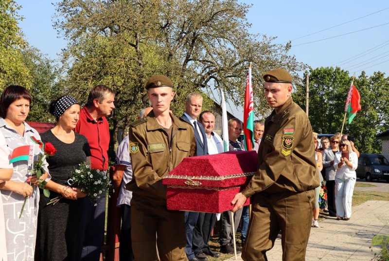 Останки  солдат Красной Армии перезахоронили на Зельвенщине обновлено