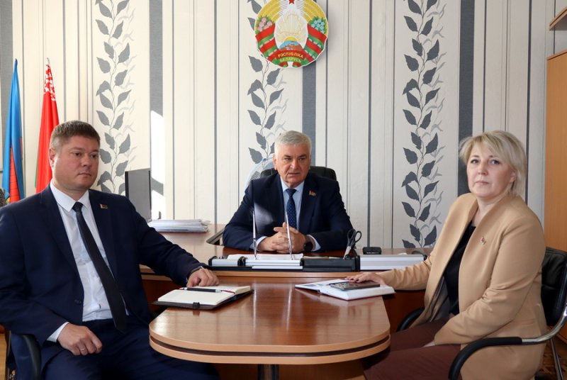 В округе работает депутат Валентин Семеняко посещает Зельвенщину