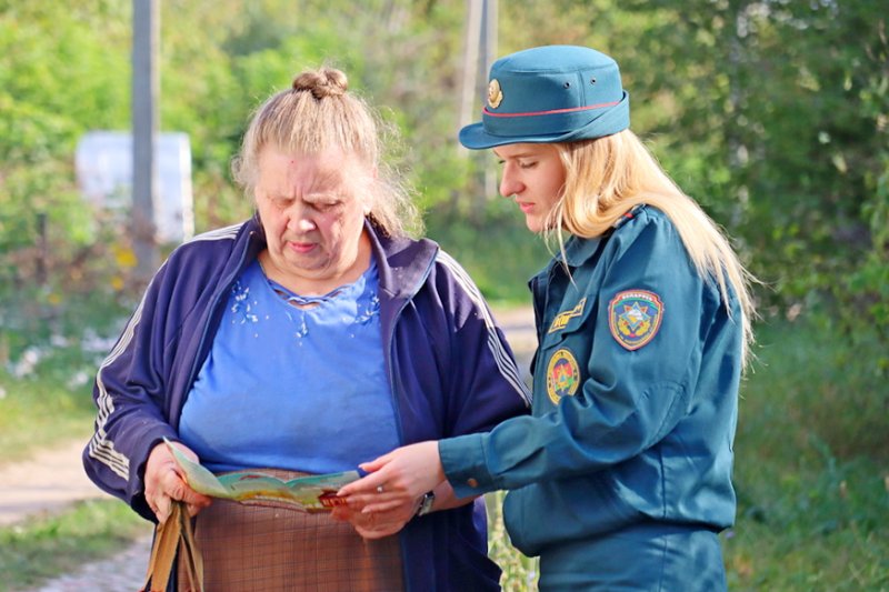 Зельвенские спасатели проехали по маршруту автолавки в рамках акции С заботой о безопасности малой Родины