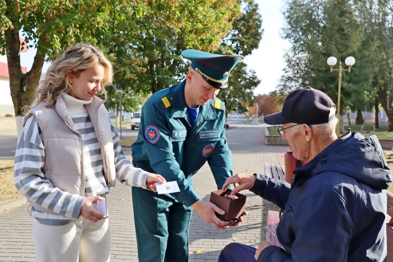 Молодёжь Зельвенщины провела акцию Конфета за совет