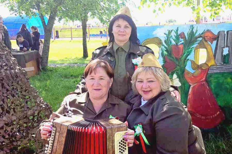 Творчая каманда  для добрага настрою Зладжаны тандэм работнка культуры працуе  Елкаскм сельскм клубе